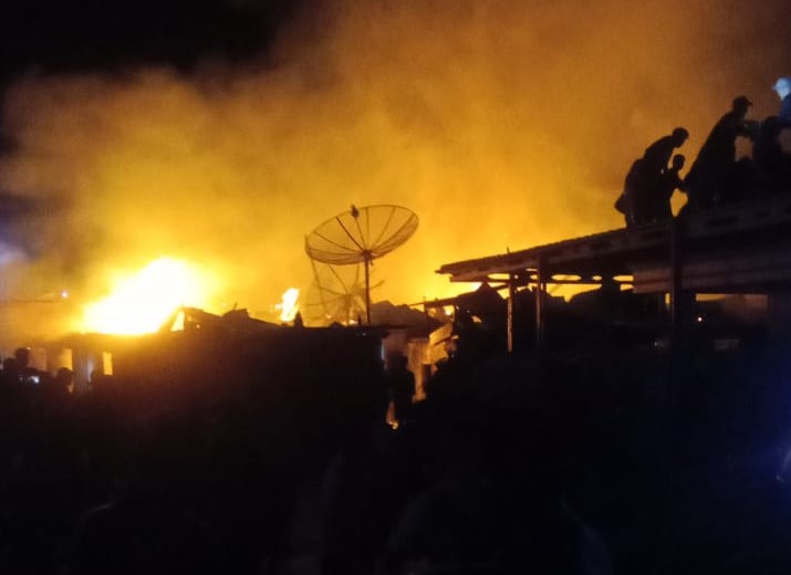 Dua Unit Damkar dan Ratusan Warga Berjibaku Padamkan Kobaran Api