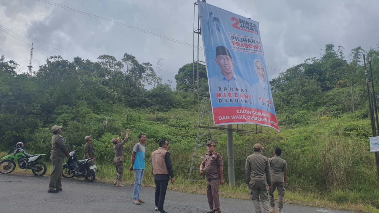 Tertibkan APK, Bawaslu Lampung Barat Ingatkan Peserta Pilkada Hargai Masa Tenang