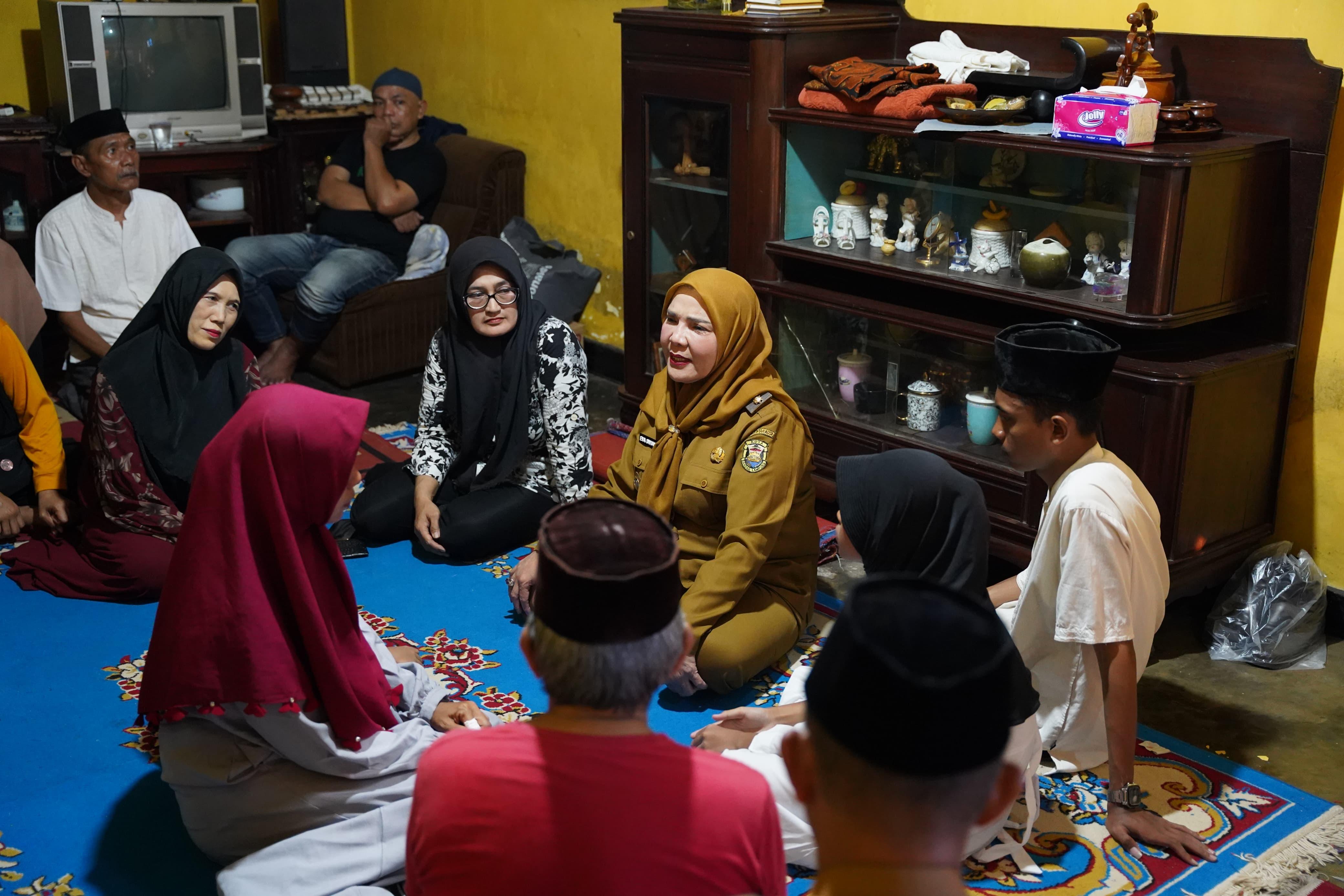 Takziah ke Rumah Duka Korban Kecelakaan Kerja di Flyover Kalibalok, Bunda Eva Serahkan Santunan Uang Tunai