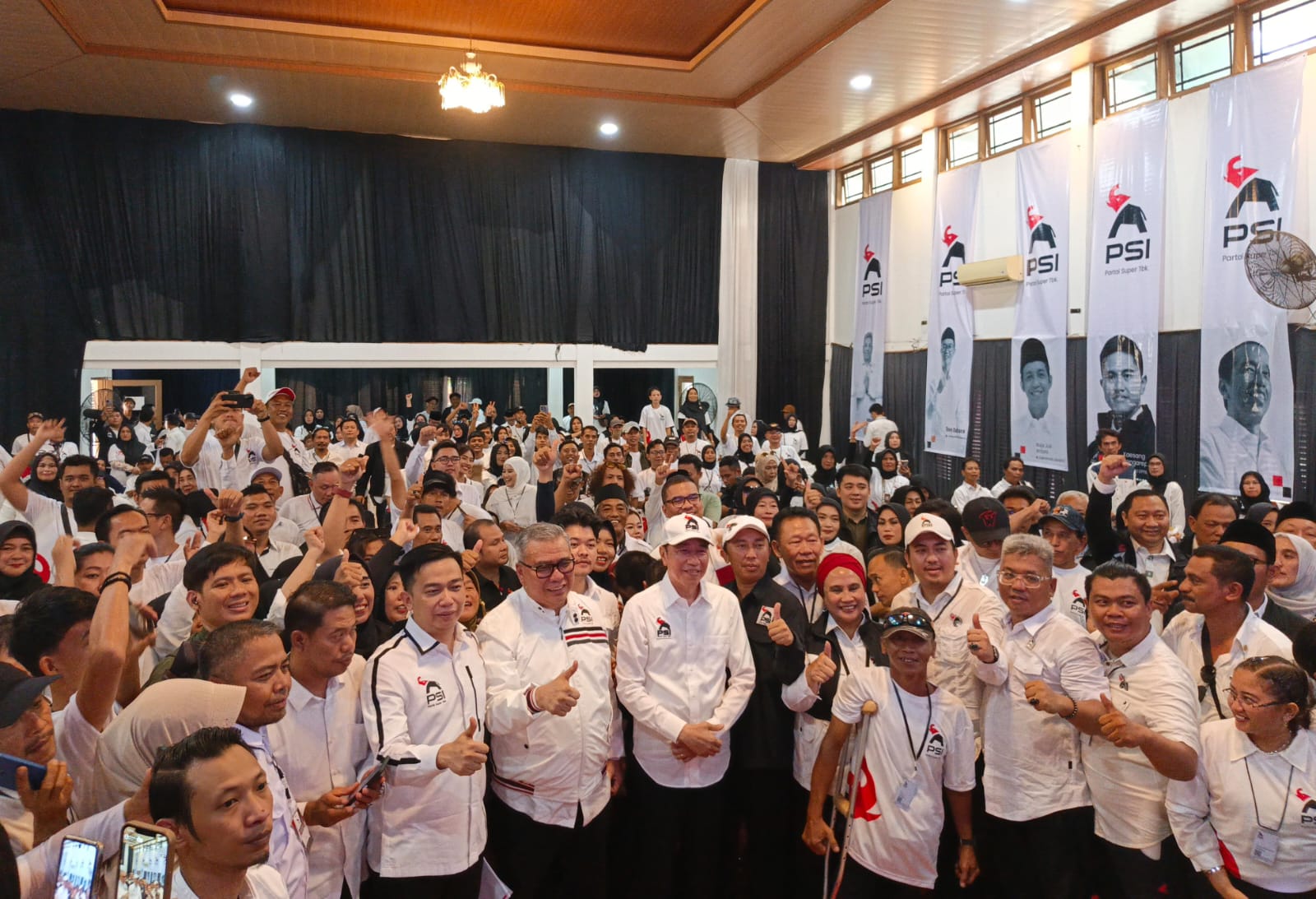 Dari Lampung, Jokowi menegaskan PSI harus dikenal luas dan dekat dengan masyarakat