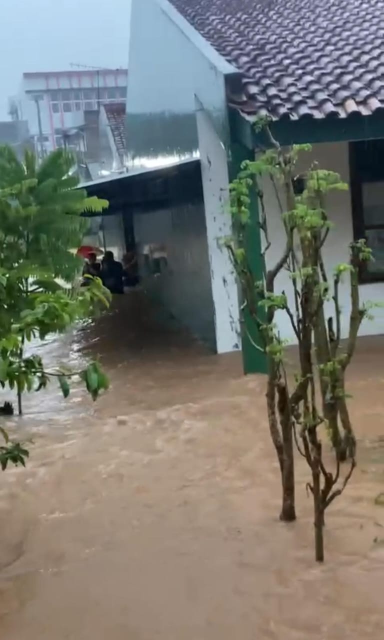 Hujan Deras di Bandar Lampung Mengakibatkan Banjir di Ragom Gawi Rajabasa
