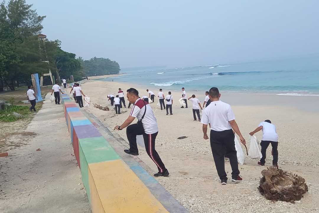 Peduli Lingkungan, Jajaran Polres Pesisir Barat Bersih-bersih Pantai