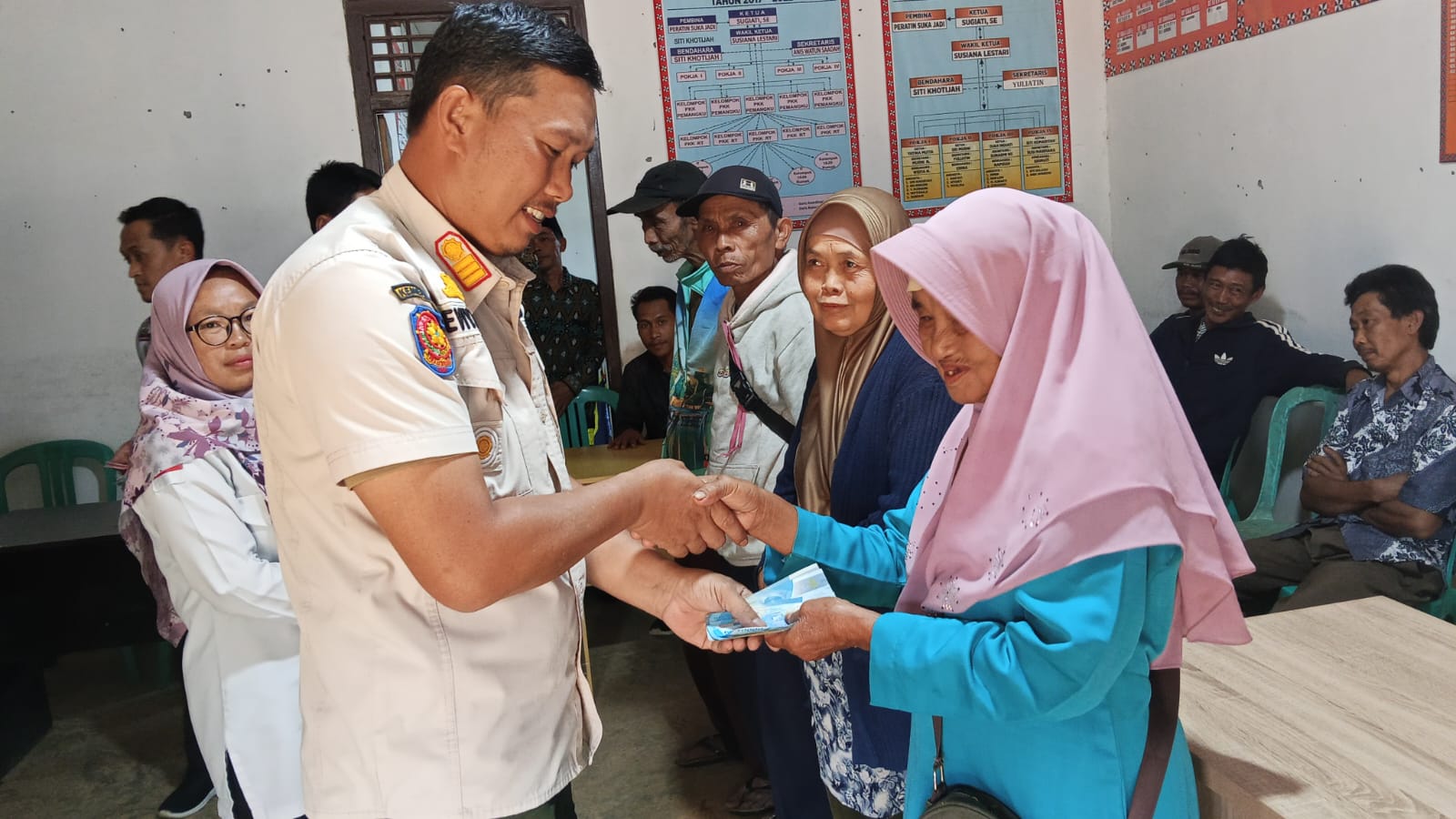 Ringankan Beban Ekonomi, Warga Pekon Sukajadi Terima BLT DD untuk Dua Bulan Sekaligus