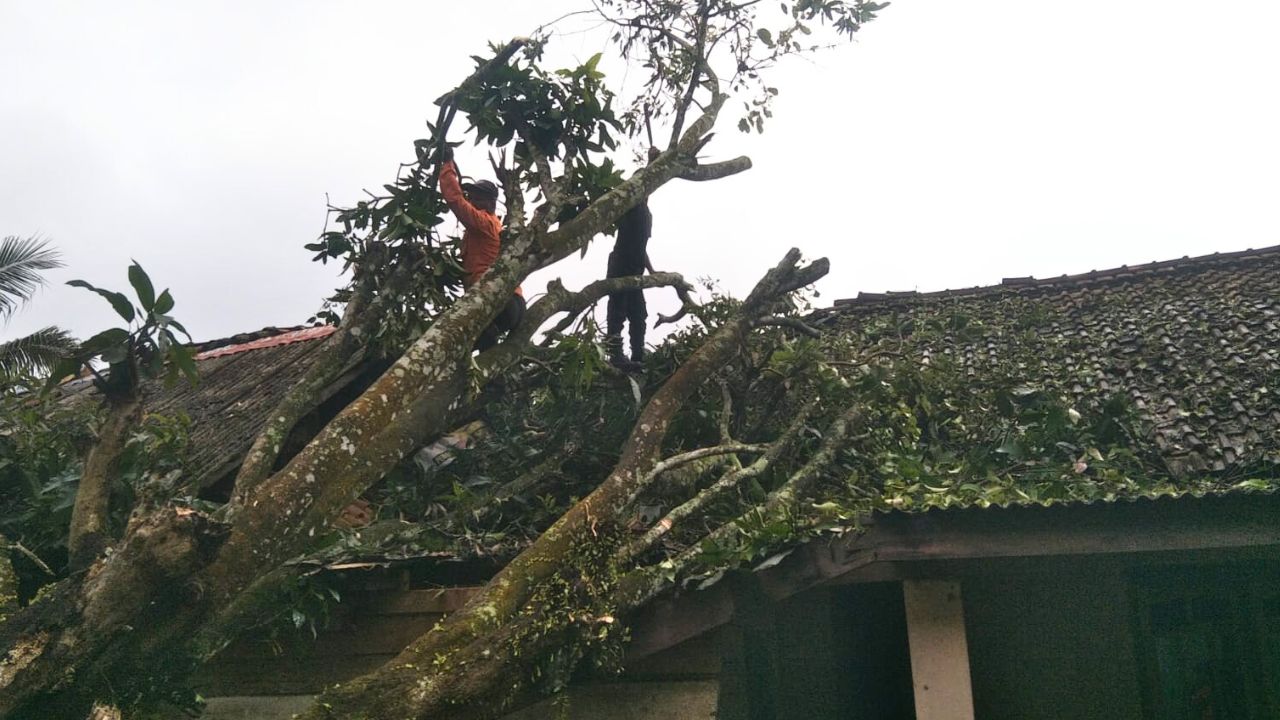 Diterjang Angin Puting Beliung, Puluhan Rumah di Abung Timur Rusak