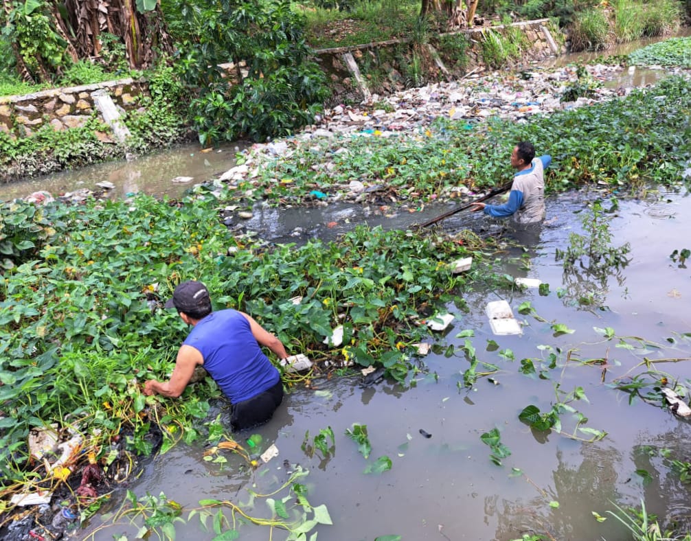 Sukarame Baru Gerak Bersih! Lurah dan Linmas Turun ke Kali Prasanti