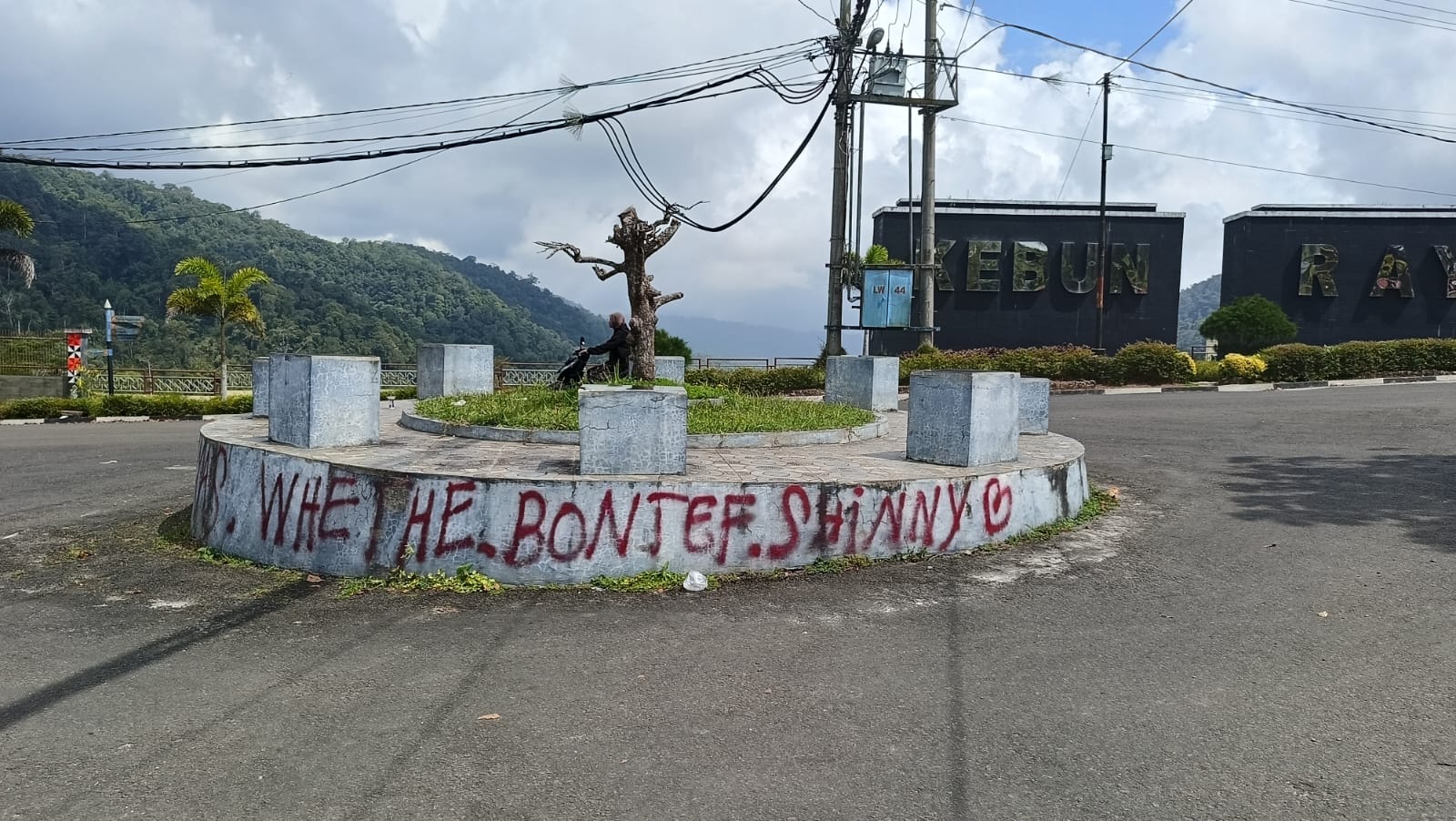 Rusak Pemandangan, Aksi Vandalisme Terjadi di Bundaran Depan Rumdis Bupati Lambar 