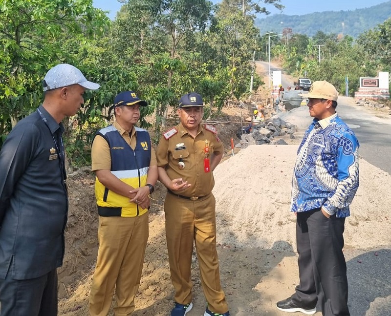 Pj Bupati Lampung Barat Tinjau Pembangunan Jalan Pagar Dewa – Lumbok Seminung