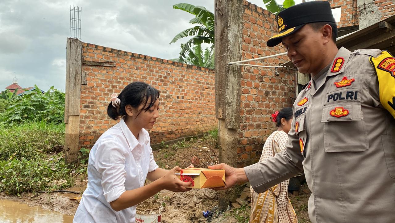 Langsung Respon Cepat, Kapolresta Bandar Tinjau dan Bagikan Makanan di Lokasi Banjir