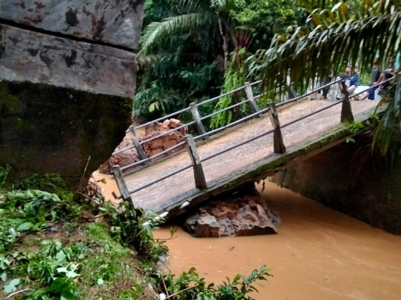 Jembatan Penghubung di Sukabanjar Ambruk Diterjang Banjir