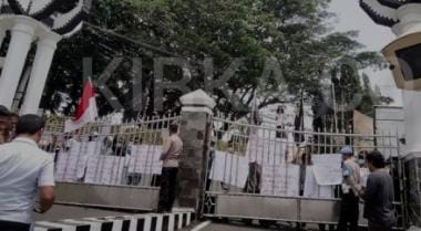 Puluhan Massa Desak Kejati-Polda Lampung Turun dan Usut KKN di Pemkot Bandar Lampung