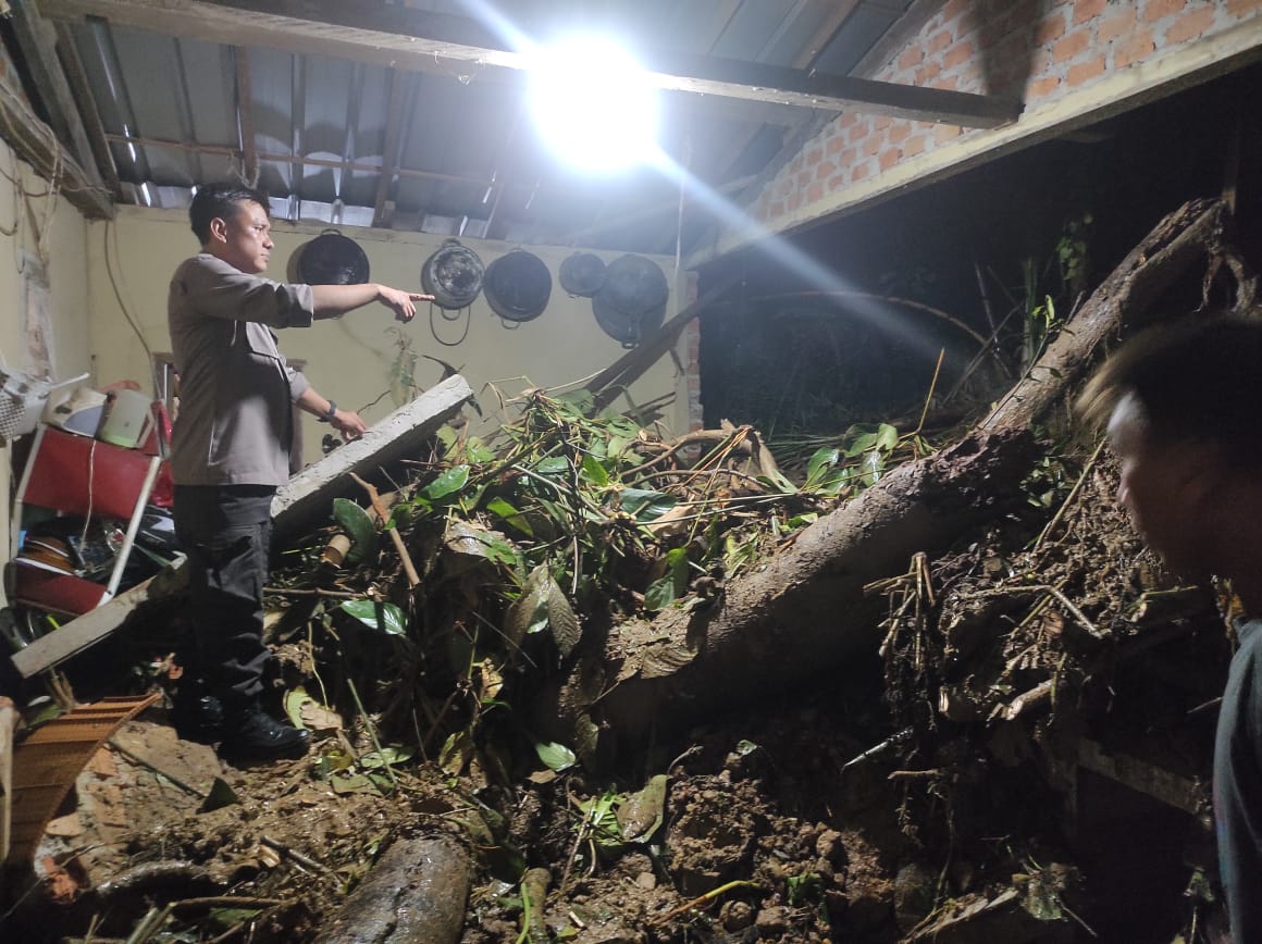 Tanah Longsor Timpa Dapur Warga di Pesisir Utara