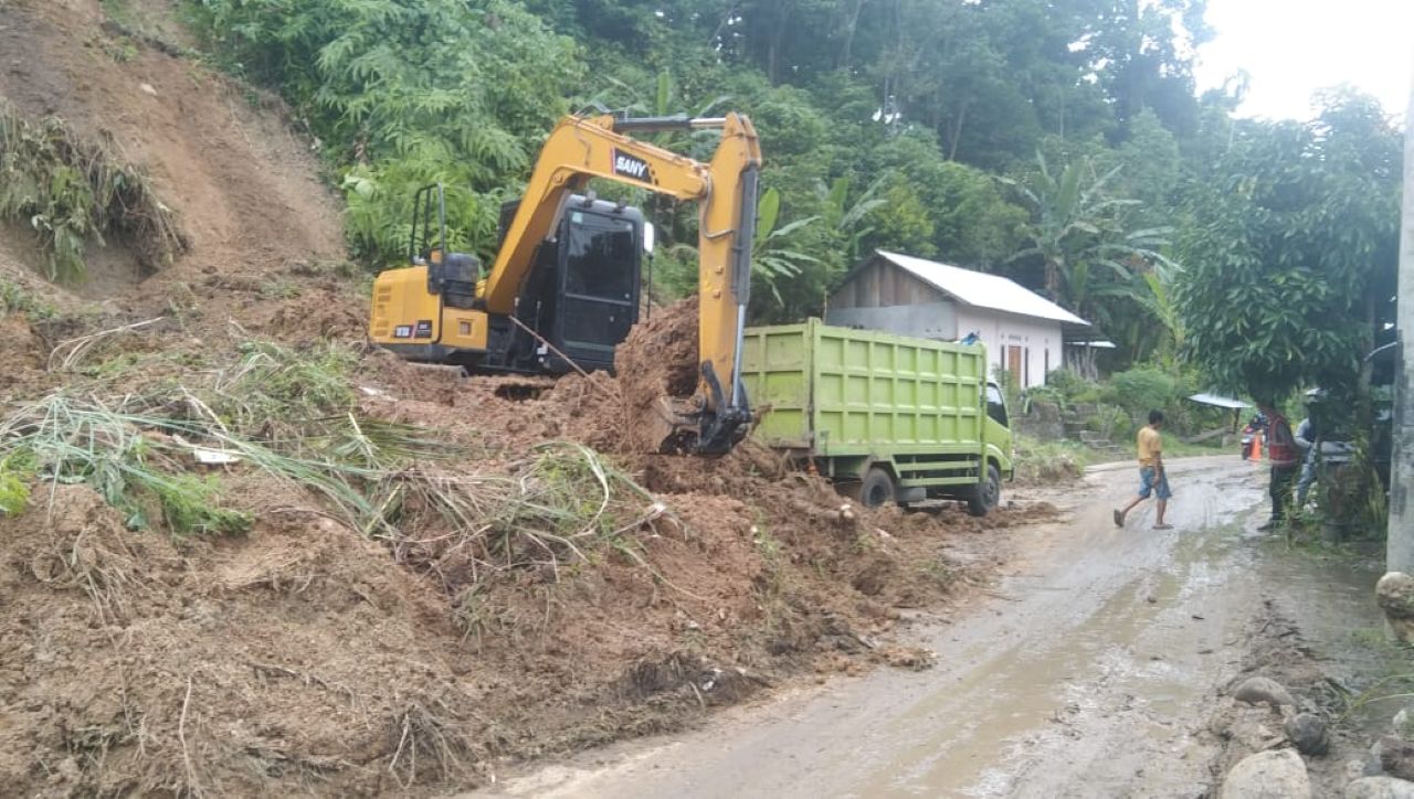 Pembersihan Longsor di Labuhan Mandi Berlanjut, Satu Ekskavator Dikerahkan