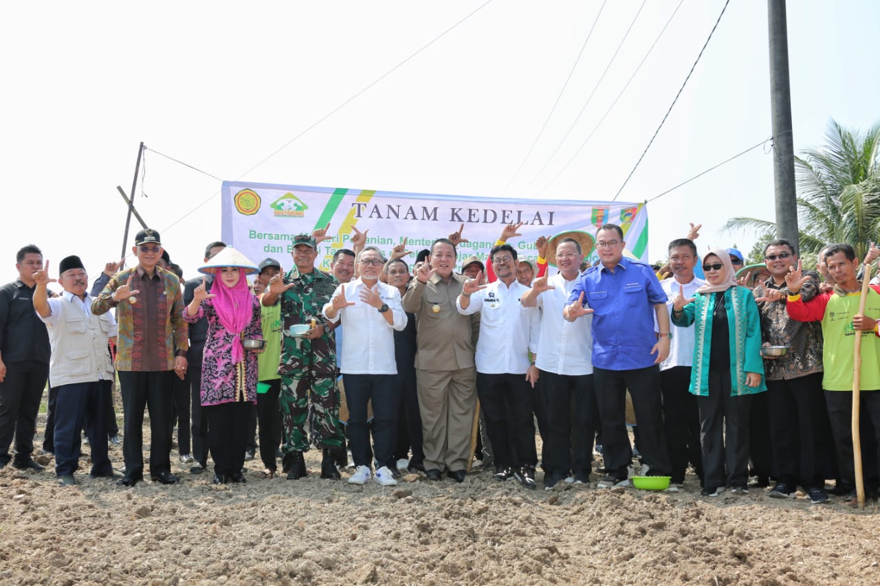Gubernur Lampung Arinal bersama Mentan dan Mendag Lakukan Gerakan Tanam Kedelai di Tanggamus