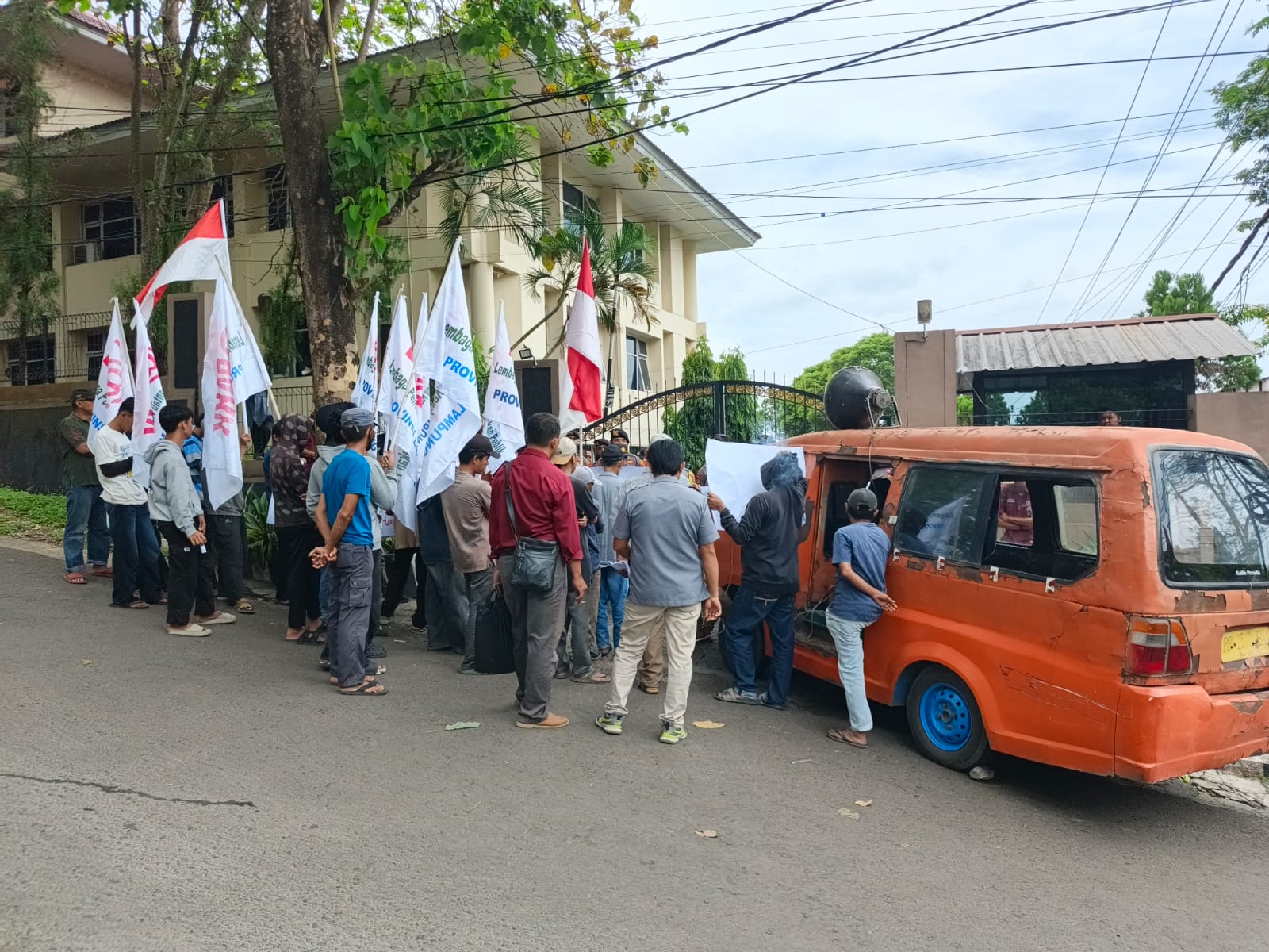 Puluhan Massa Gelar Aksi di Kantor BPN Lampung, Desak Pengukuran Ulang HGU PT HIM