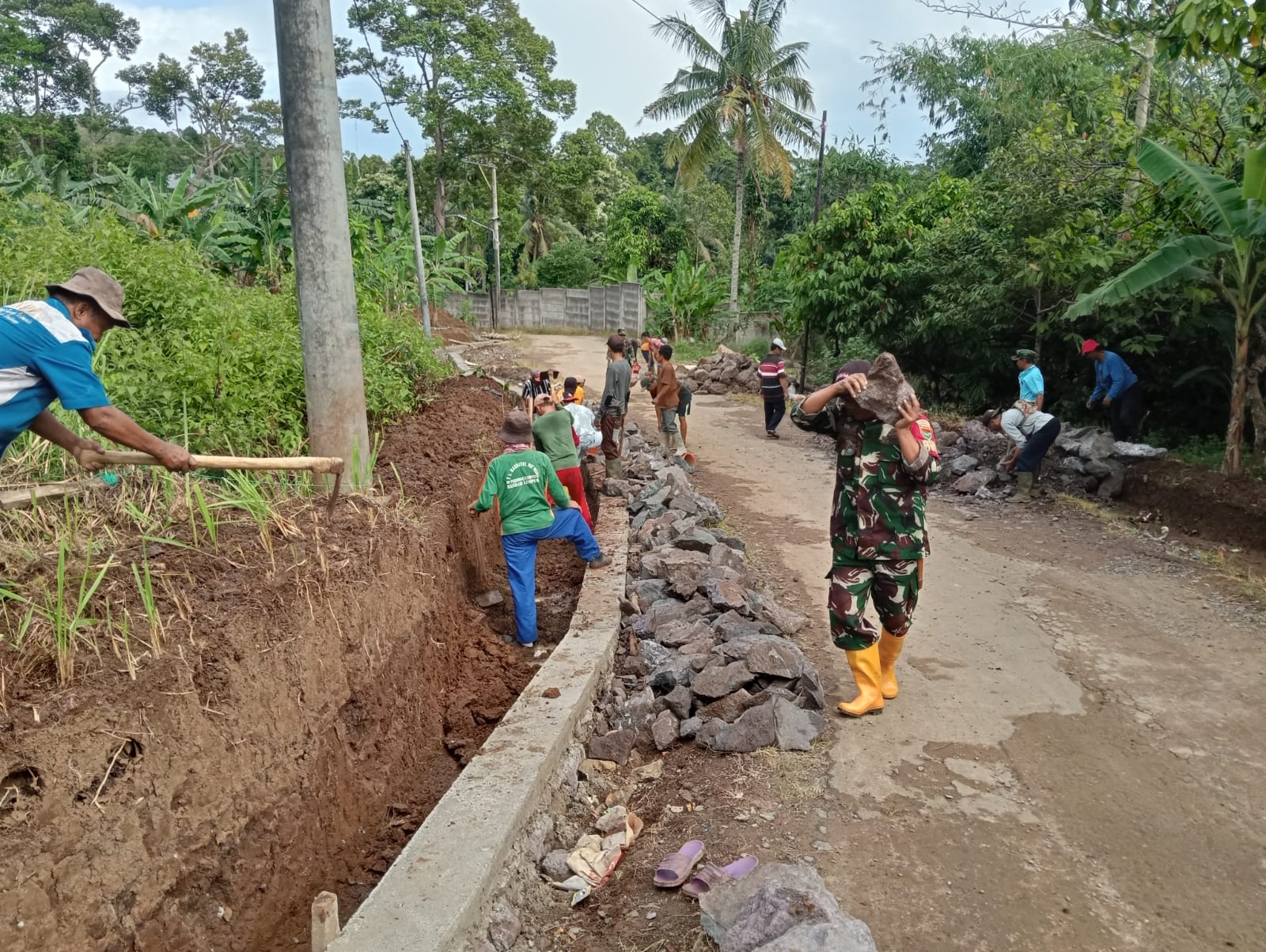 Gotong Royong TNI Kodim 0410/KBL Wujud Nyata Karya Bakti Imbangan 2025 di Batu Putuk