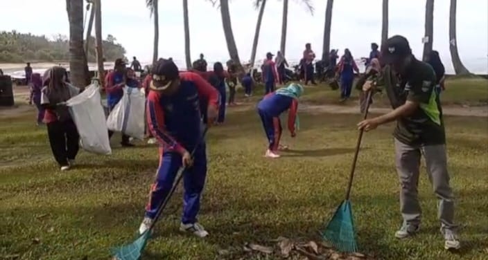 Bersama Mahasiswa KKN, Kompak Bersihkan Pantai di Pekon Negeri Ratu Ngambur