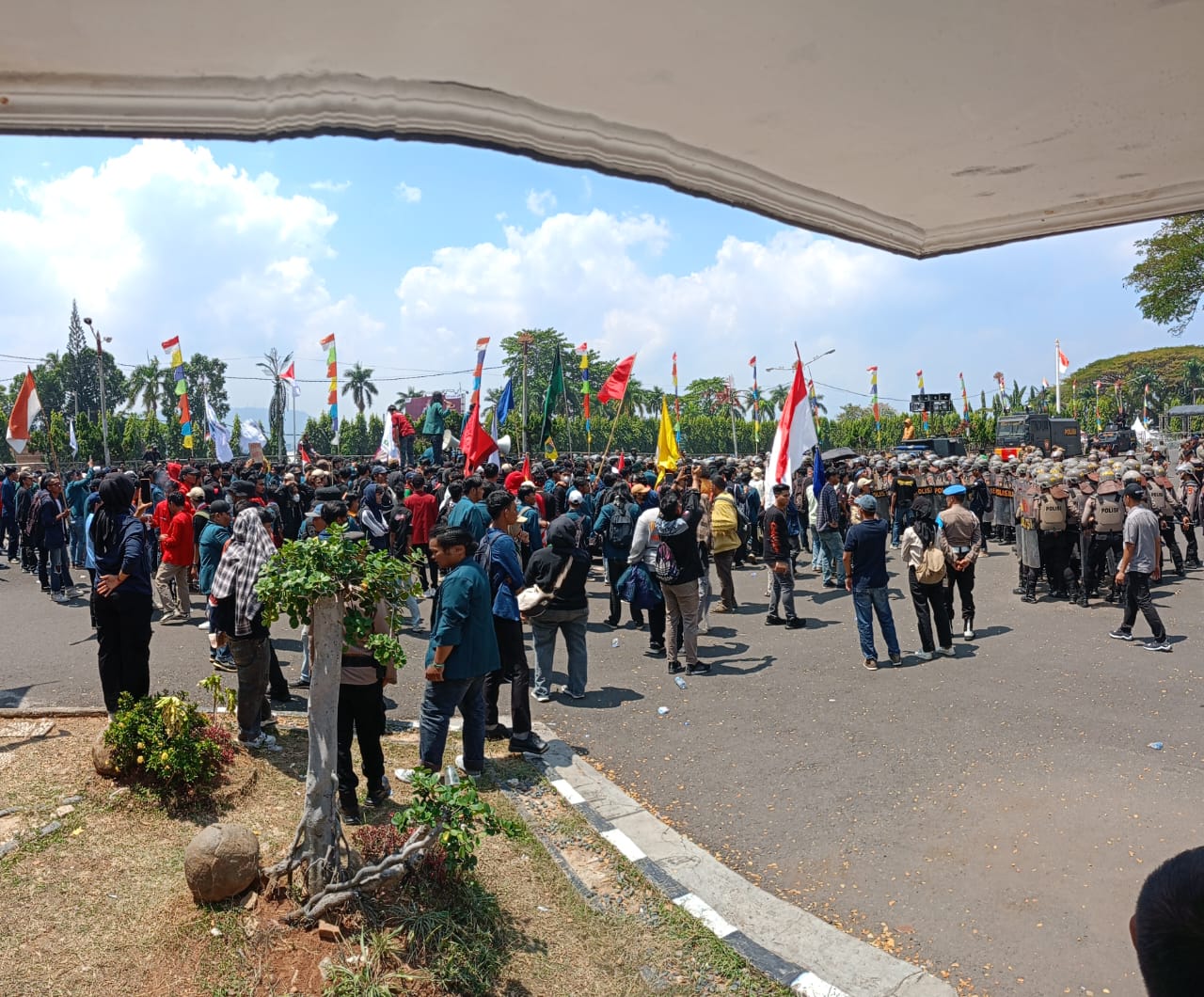 Aksi Mahasiswa di Gedung DPRD Provinsi Lampung Terhalang Kawat Berduri 