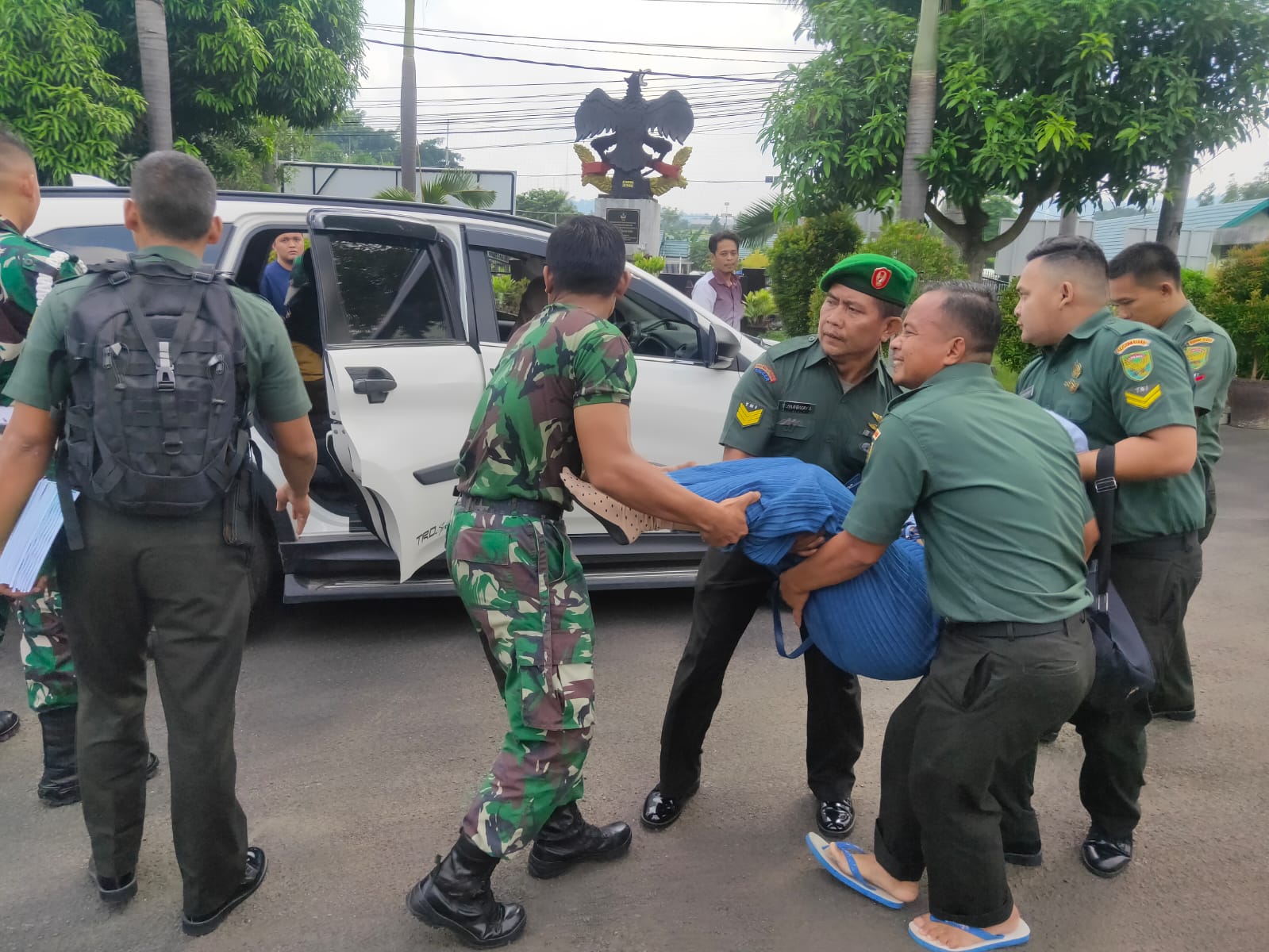 Cepat Tanggap, Anggota Kodim 0410 Beri Pertolongan Korban Lakalantas