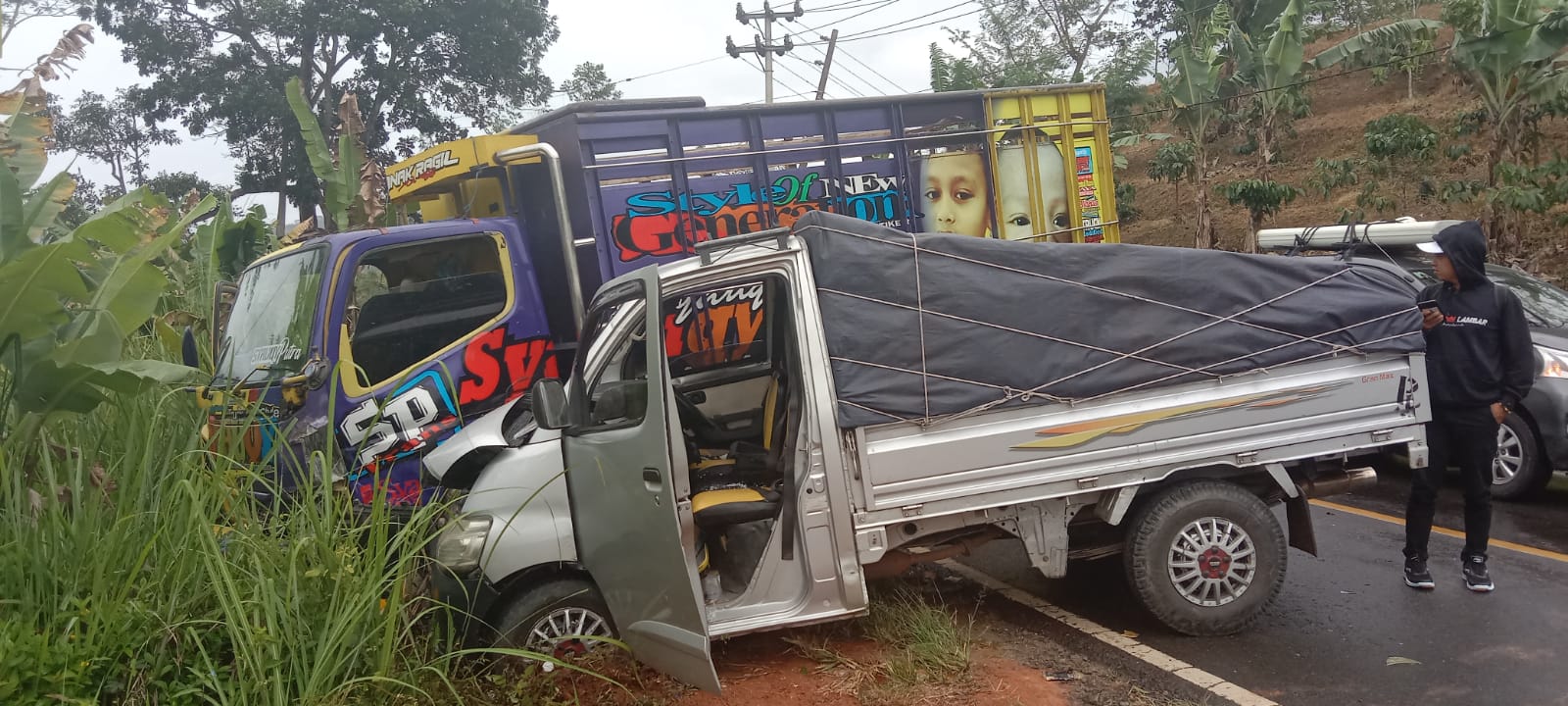 Tabrakan Truk vs Pick Up Terjadi di Ruas Jalan Nasional Sumberjaya