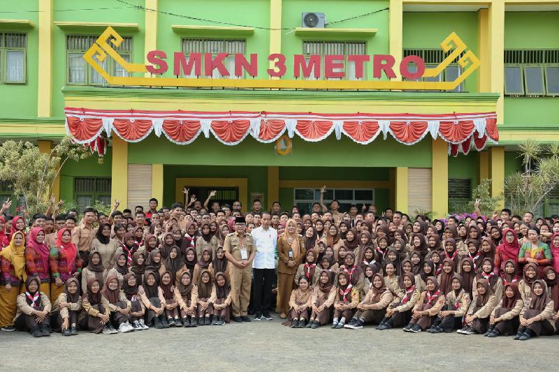 Gubernur Arinal Dampingi Presiden Jokowi Berkunjung ke SMK Negeri 3 Kota Metro