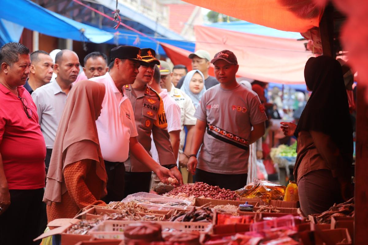Pj Bupati dan Kapolres Lampung Barat Cek Pasar, Temukan Ada Kenaikan Harga Bahan Pokok