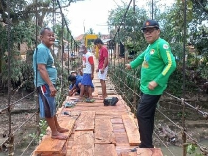 Blusukan ke Pekon Waluyojati, Sudiyono Bantu Perbaikan Sementara Jembatan Gantung