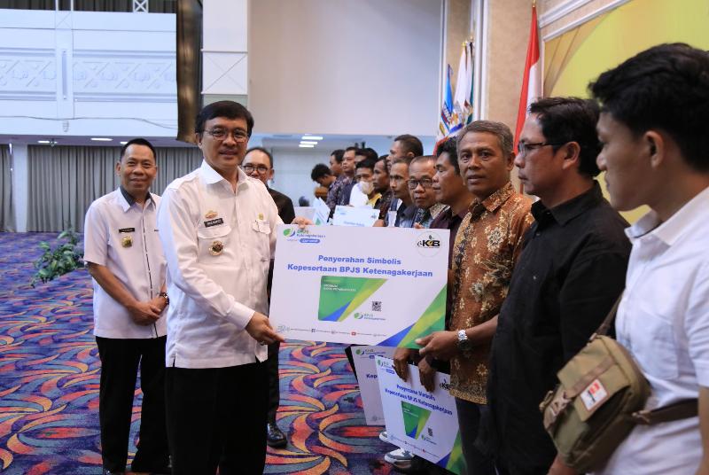 Pemprov Lampung Serahkan Tanda Bukti Kepesertaan Perlindungan Jamsostek Bagi 4000 Anggota e-KPB