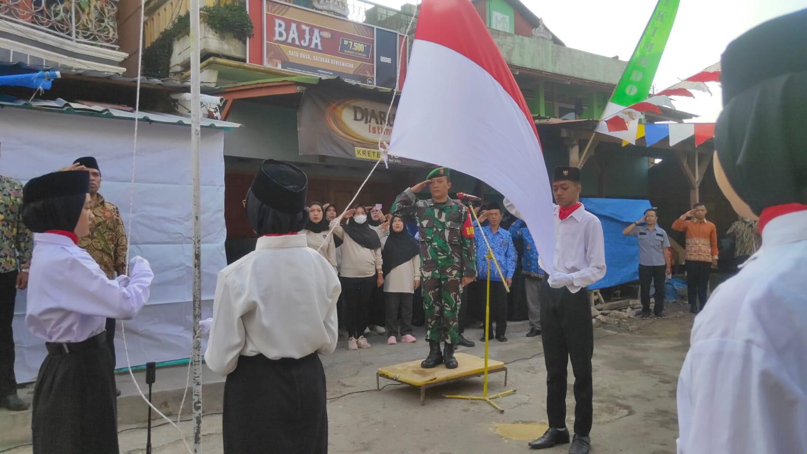 Babinsa Sertu Aris Susilo Pimpin Warga dan Nelayan Upacara Bendera Peringati HUT RI ke-78