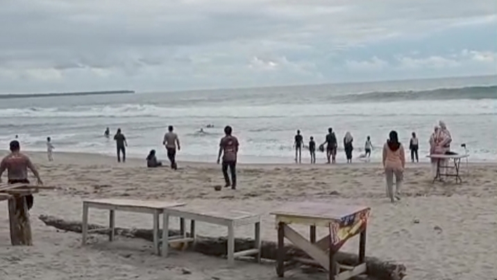 Tiga Remaja Hanyut di Pantai Mandiri Berhasil Diselamatkan Petugas Gabungan