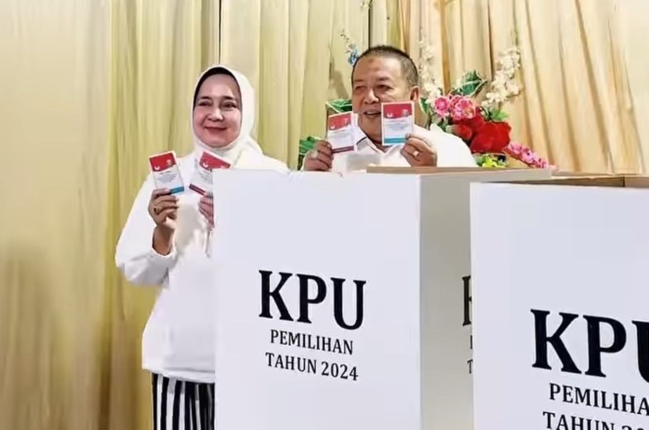 Arinal Djunaidi Nyoblos Bersama Keluarga di TPS 10 Sepang Jaya