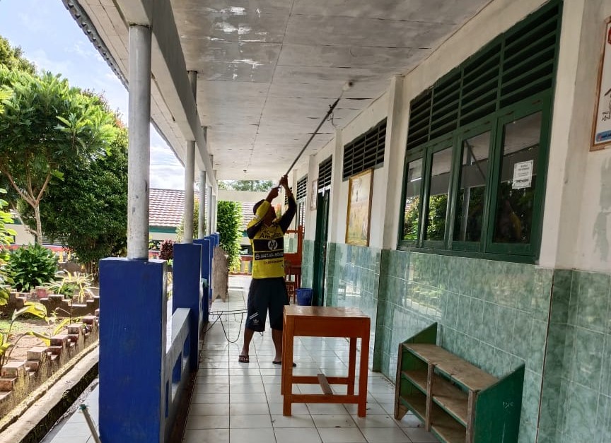 Manfaatkan Libur Lebaran SMPN 1 Sekincau Lakukan Perawatan Sekolah 