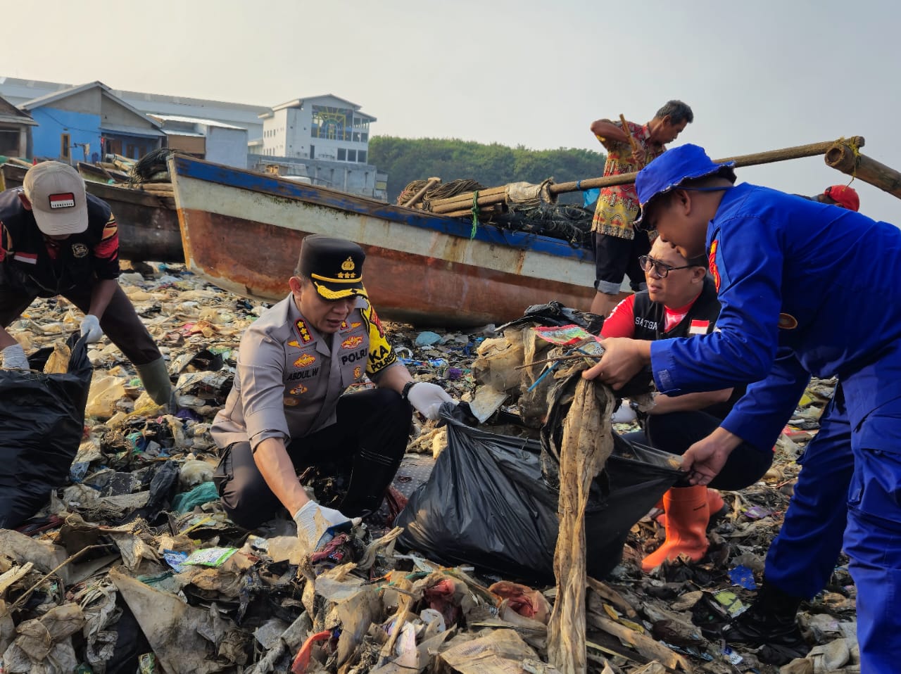 Dalam Rangka HUT Bhayangkara, Polresta Bandar Lampung Bersih-bersih Pantai