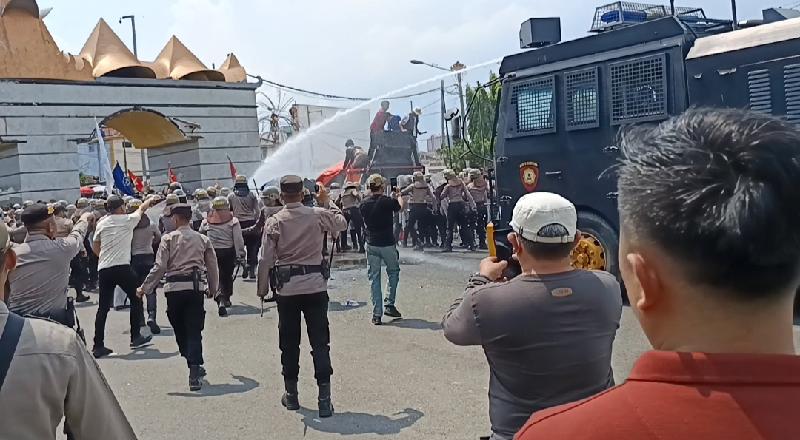 Aksi Peduli Petani Singkong di Depan DPRD Lampung Ricuh