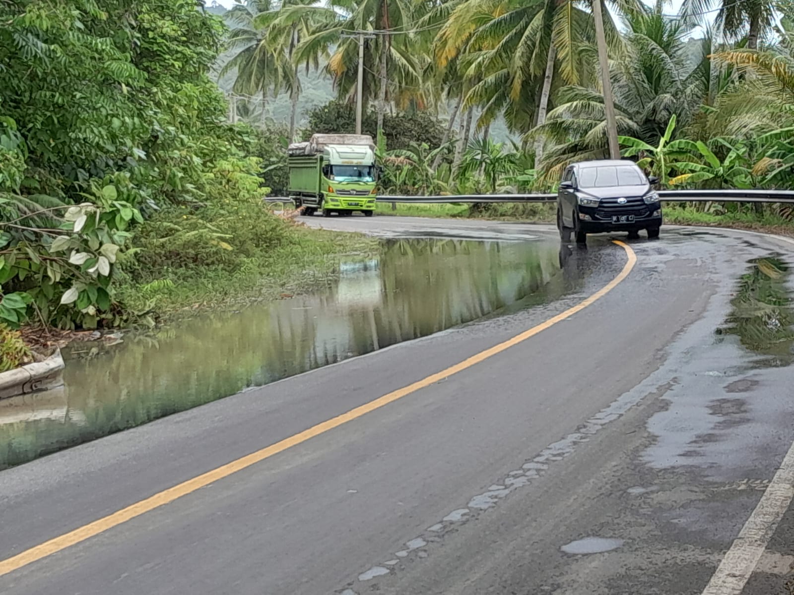 Ruas Jalinbar di Batu Raja Tergenang Air, Warga Harapkan Penanganan