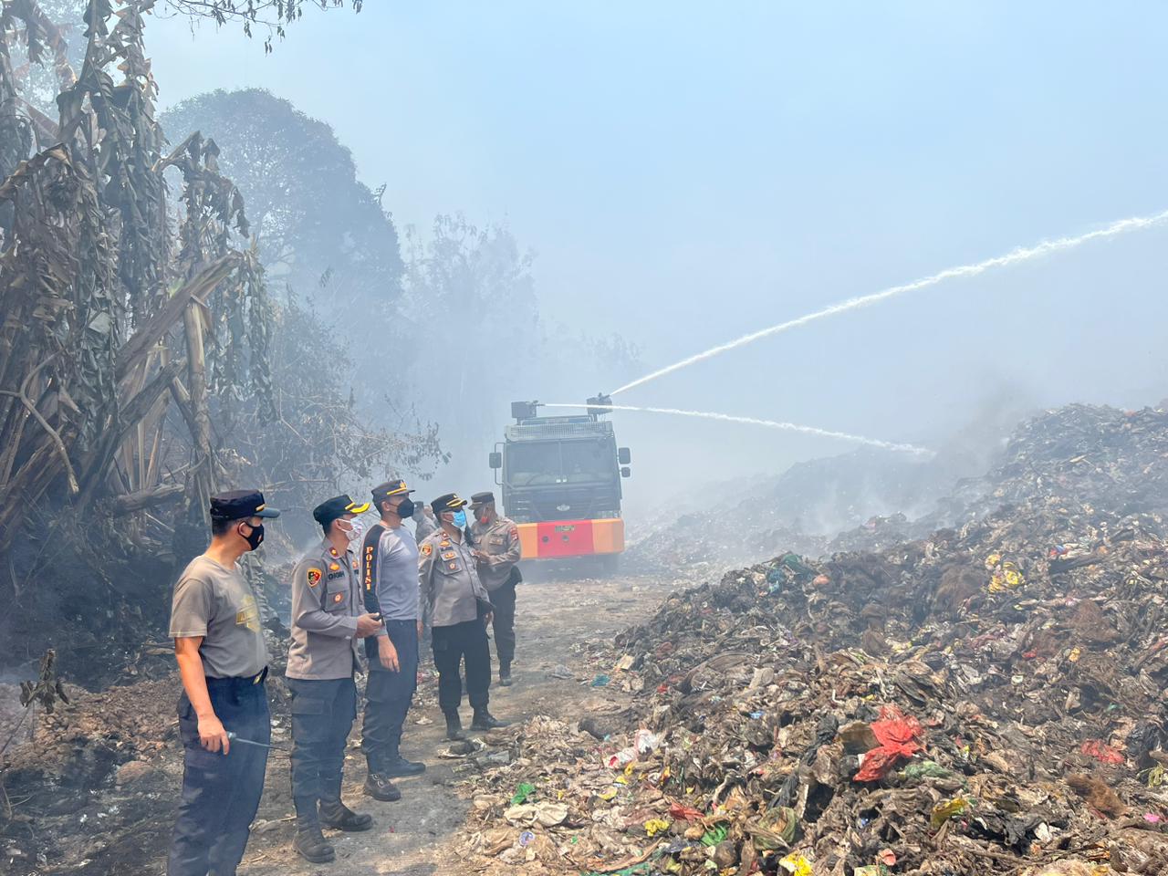 Polresta Bandar Lampung Bantu Padamkan Kebakaran di TPA Bakung