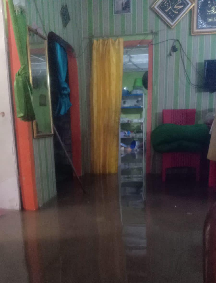 Hujan Deras yang Terus Mengguyur Bandar Lampung Mengakibatkan Banjir di Gang H Ibrahim Rajabasa