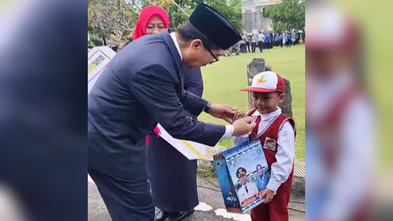 Bupati Lampung Utara Launching Ribuan Seragam Sekolah Gratis di Hari Sumpah Pemuda