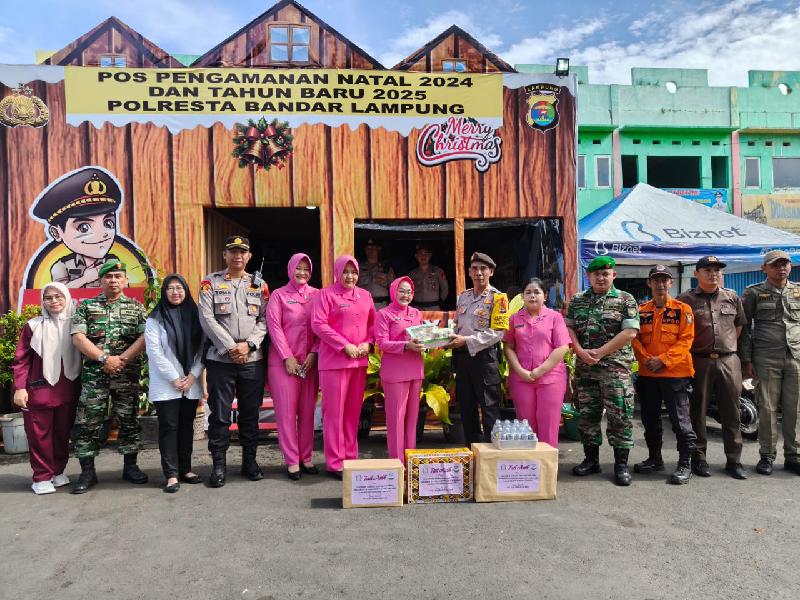 Bhayangkari Berikan Dukungan Moral dan Tali Asih kepada Personil Pos Pam Nataru di Bandar Lampung