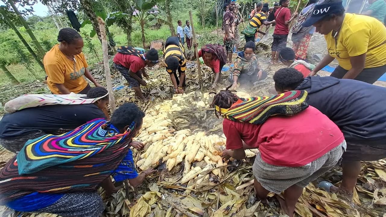 Panggung Ekspresi Budaya Papua dalam Nuansa Kebersamaan adalah Bakar Batu
