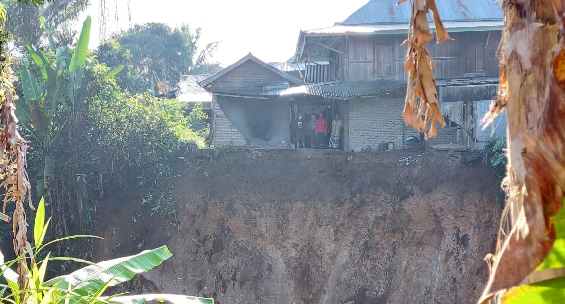 Tebing Longsor, Satu Rumah Warga Kotabesi Terancam Ambruk 