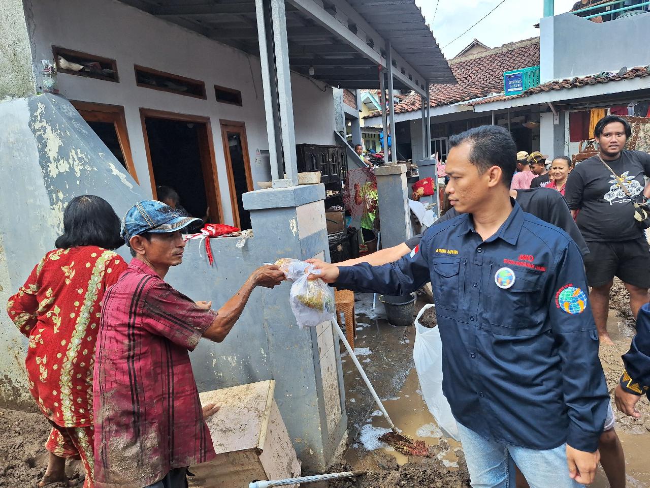 IWO Lampung Gerak Cepat Salurkan Bantuan untuk Korban Banjir di Bandar Lampung