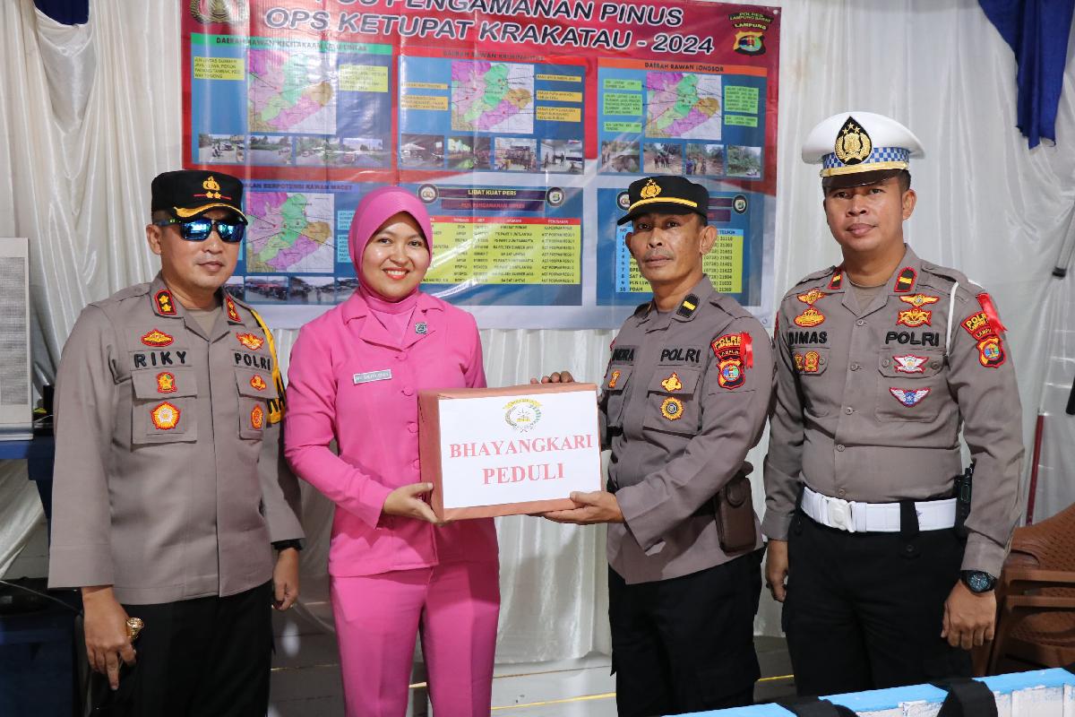 Cek Pospam, Kapolres Lampung Barat Berikan Bingkisan Kepada Petugas