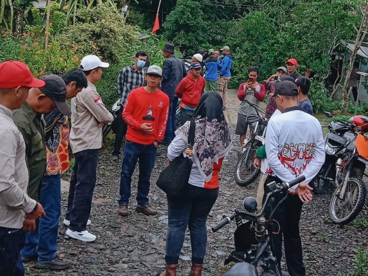 Bersama Warga Bang Edi Tinjau Jalan Rusak di Pekon Sukapura
