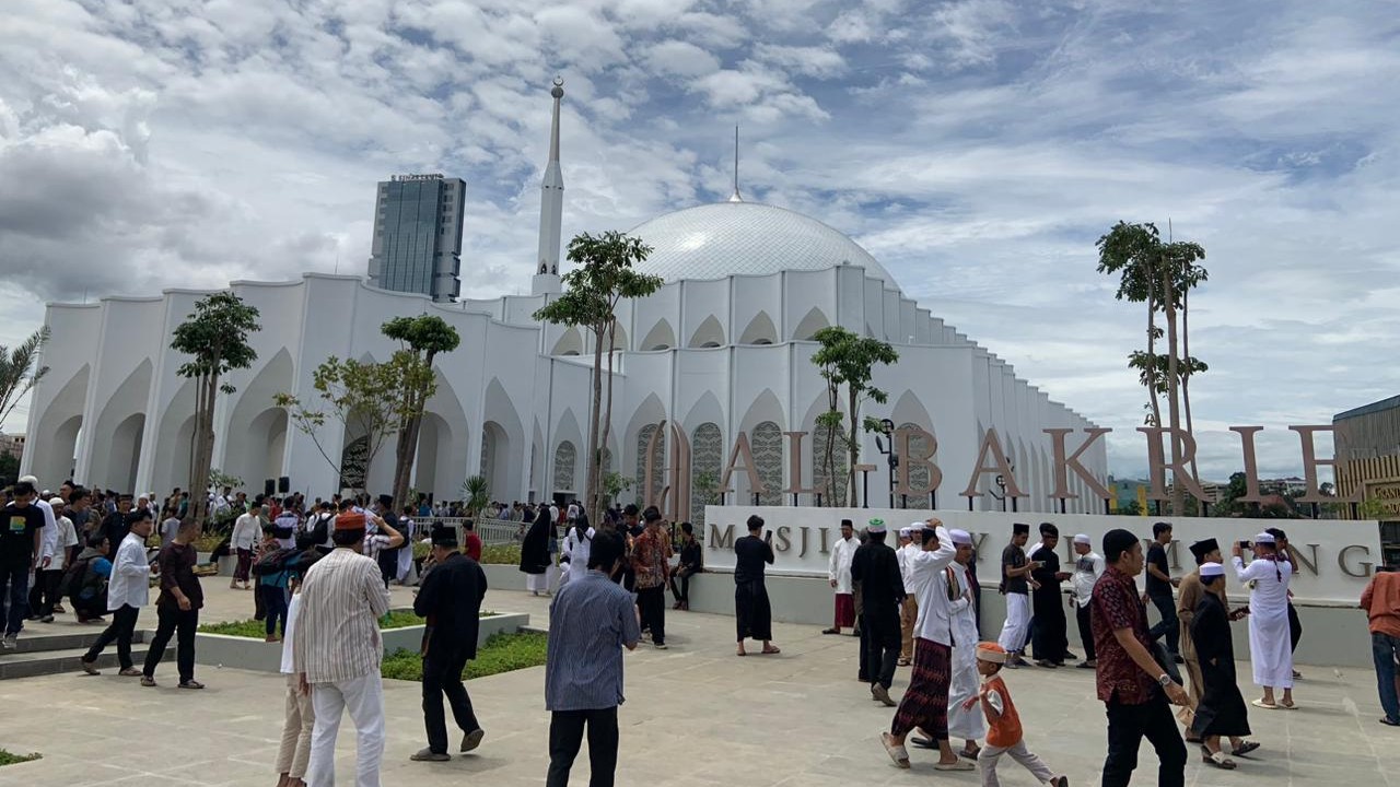 Masjid Raya Al-Bakrie Lampung Diresmikan, Masyarakat Antusias Sambut Ikon Baru Rumah Ibadah
