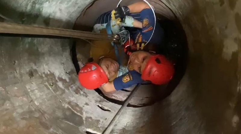 Tim Damkarmat Bandar Lampung Selamatkan Pria Jatuh ke Sumur Sedalam 10 Meter