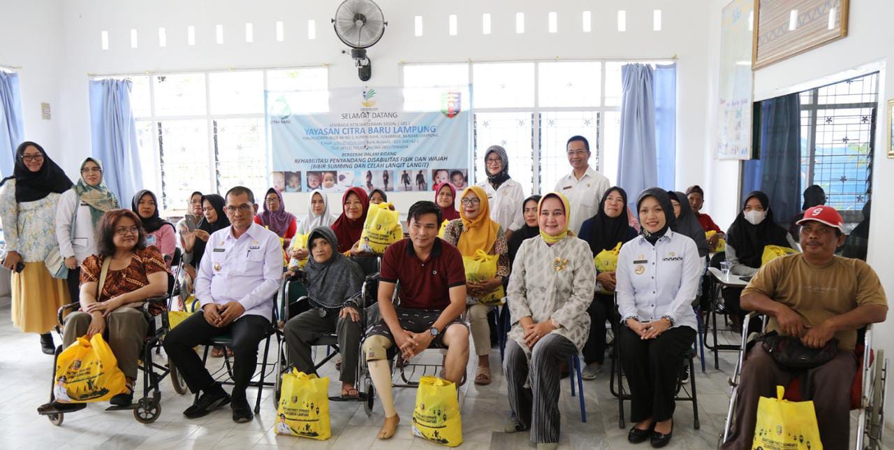 Ketua Umum PKDL Lampung Riana Sari Serahkan Kursi Roda dan Kaki Palsu untuk Penyandang Disabilitas