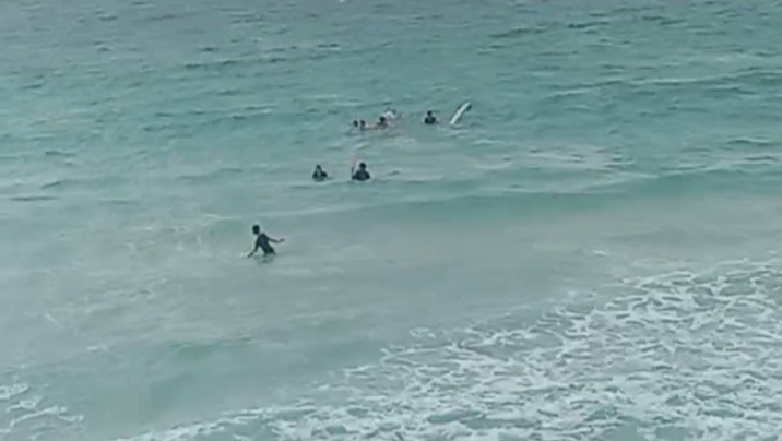 Aksi Cepat Lifeguard Evakuasi Nelayan Saat Perahu Terbalik di Labuhan Jukung