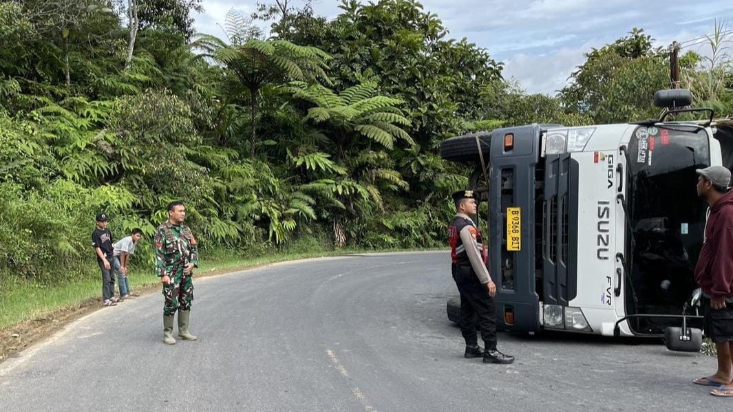 Truk Muatan 13 Ton Rongsokan Terguling di Tanjakan Anyan Bakhu