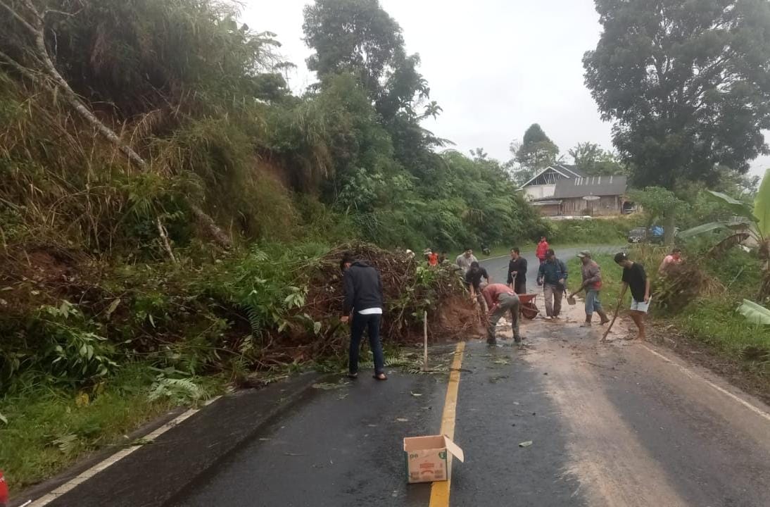 Tebing Longsor Tutupi Ruas Jalan Nasional di Batu Kebayan, Arus Lalu Lintas Terganggu