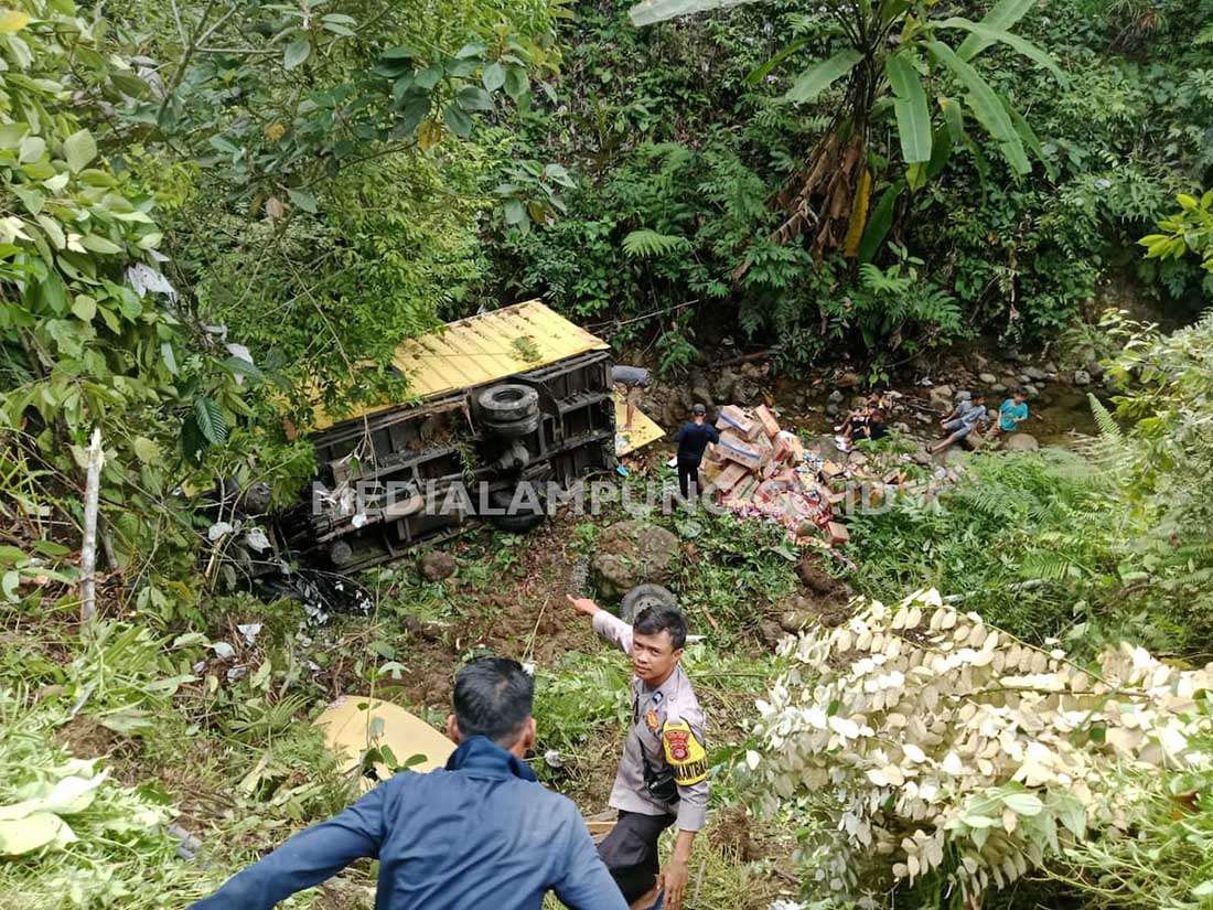 Rem Blong, Truk Bermuatan Makanan Ringan Masuk Jurang di Jalan Liwa-Krui